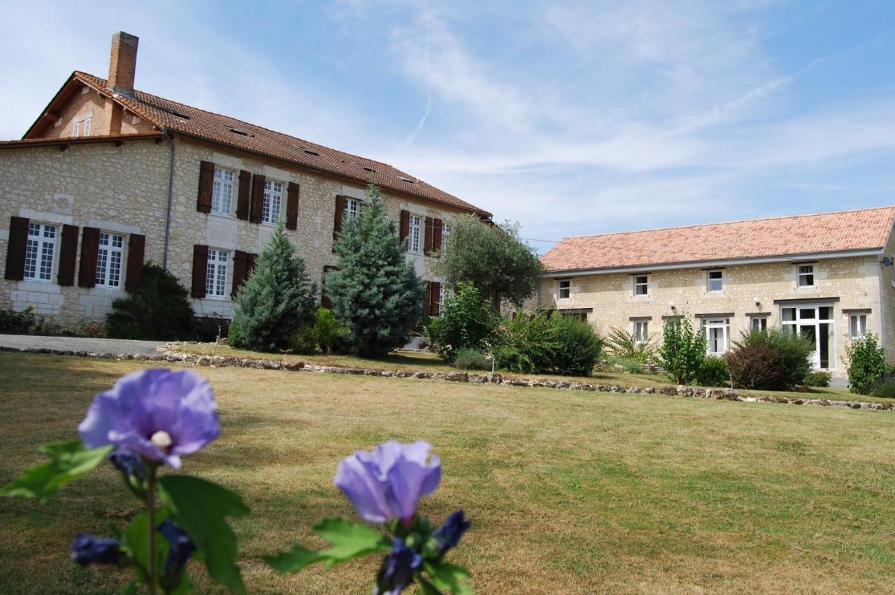Le Logis Des Quatre Puits Neuvicq-Montguyon Exterior foto