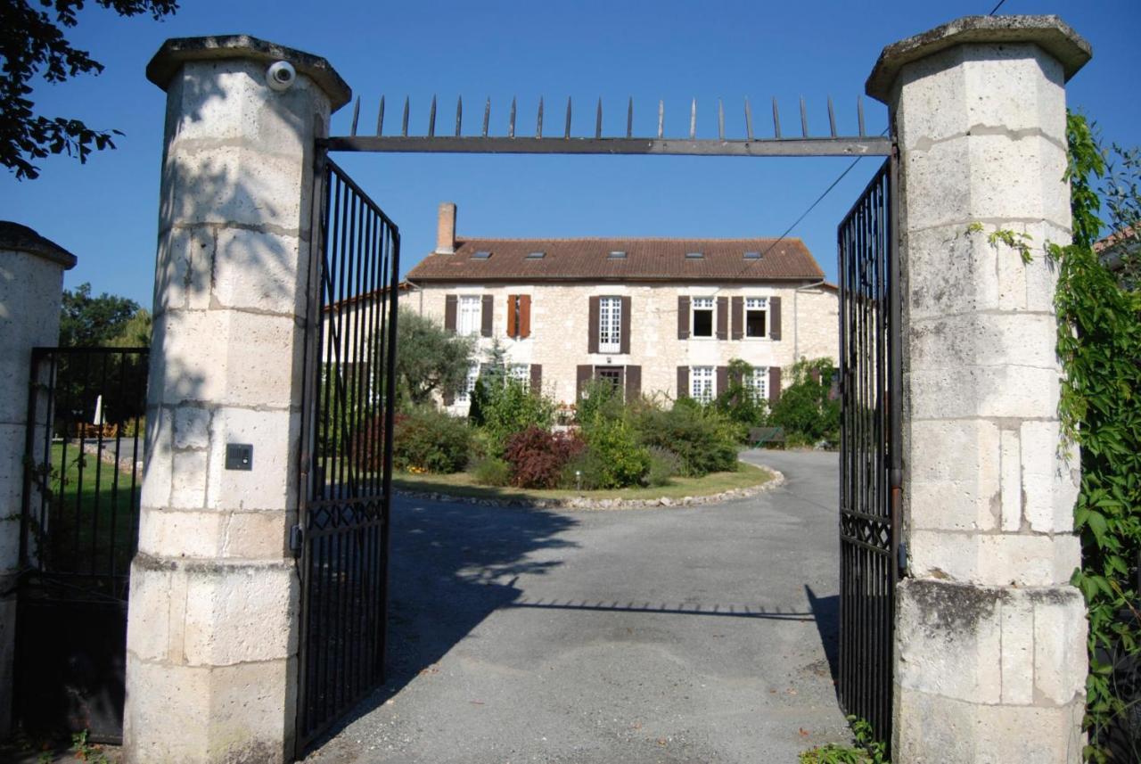Le Logis Des Quatre Puits Neuvicq-Montguyon Exterior foto